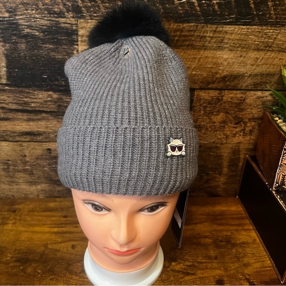 NEW Karl Lagerfeld Ribbed Cuffed
Beanie Pom Pom & Choupette
Charm Gray OSFA - Picture 2 of 5